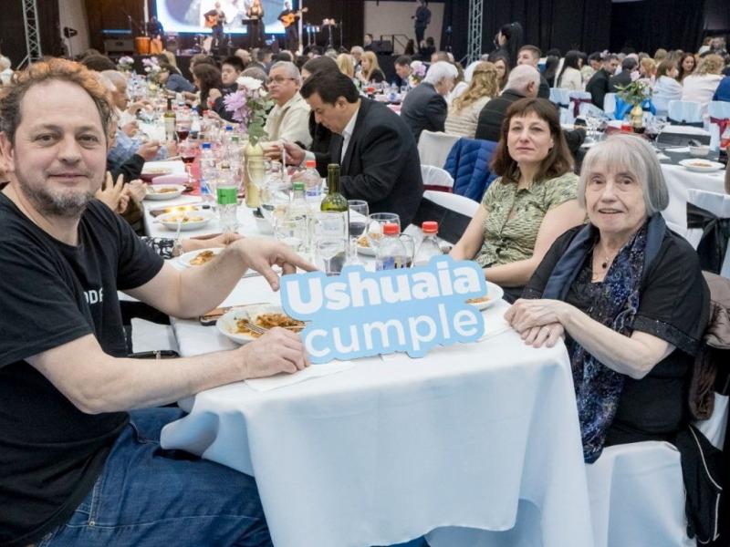 Agasajo a vecinos y vecinas en la tradicional cena de antiguos pobladores