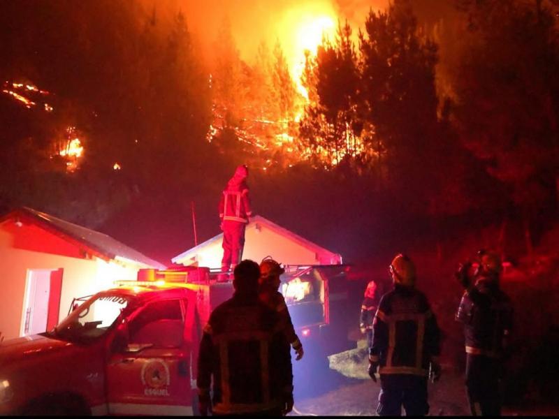 Alarma en El Hoyo: el incendio volvió a cobrar fuerza, cortaron la Ruta 40 y evacúan zonas de Epuyén