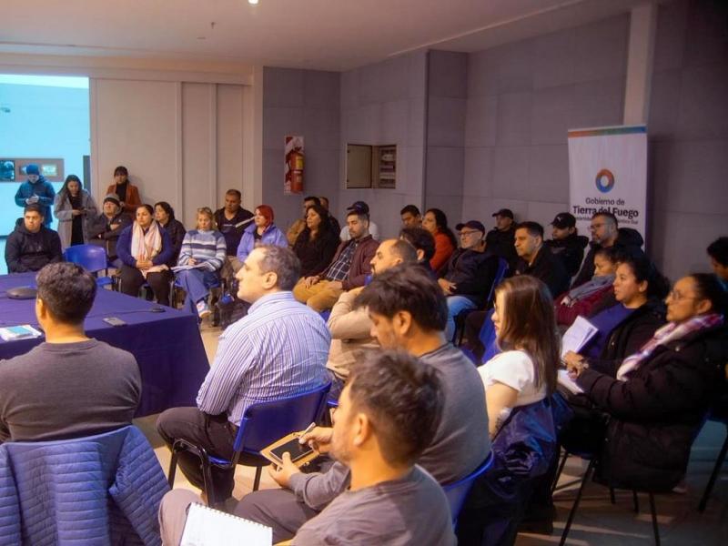 Gustavo Melella encabezó una nueva mesa de trabajo en Río Grande con vecinos por el subsidio al GLP