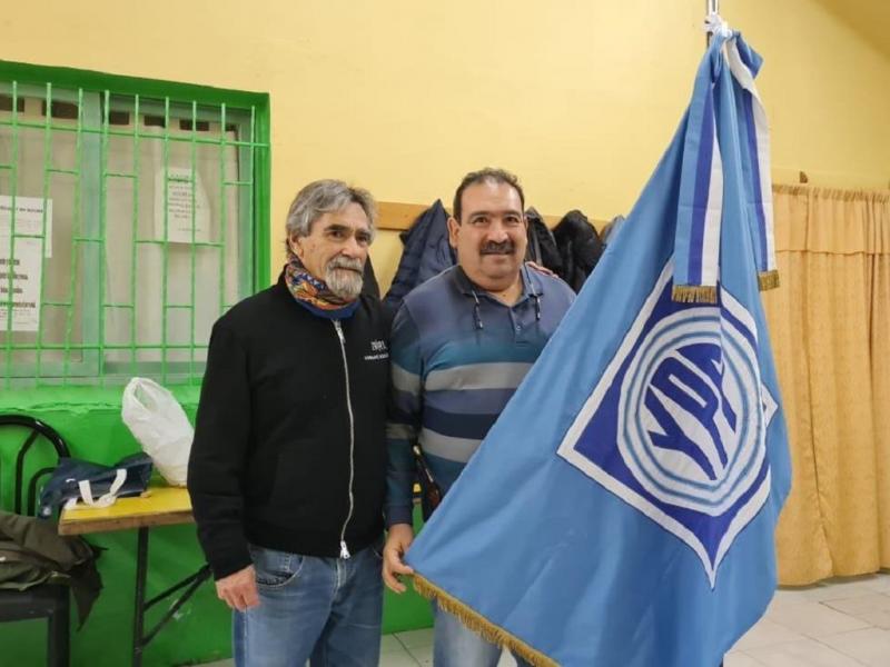 Ex ypefianos a la espera de la prxima sesin de la Legislatura provincial