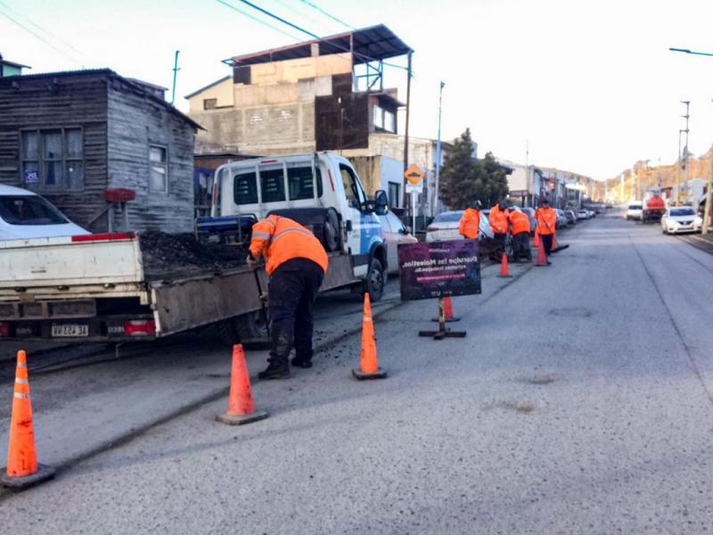 En Ushuaia continan las tareas de bacheo y mantenimiento de calles 