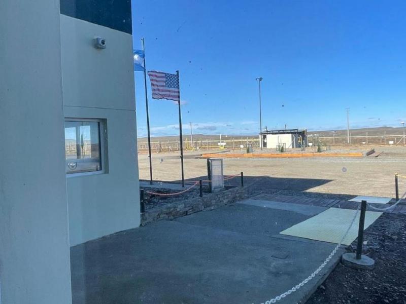 Tecnomyl izó la bandera de los EEUU en el ingreso a su planta en Río Grande