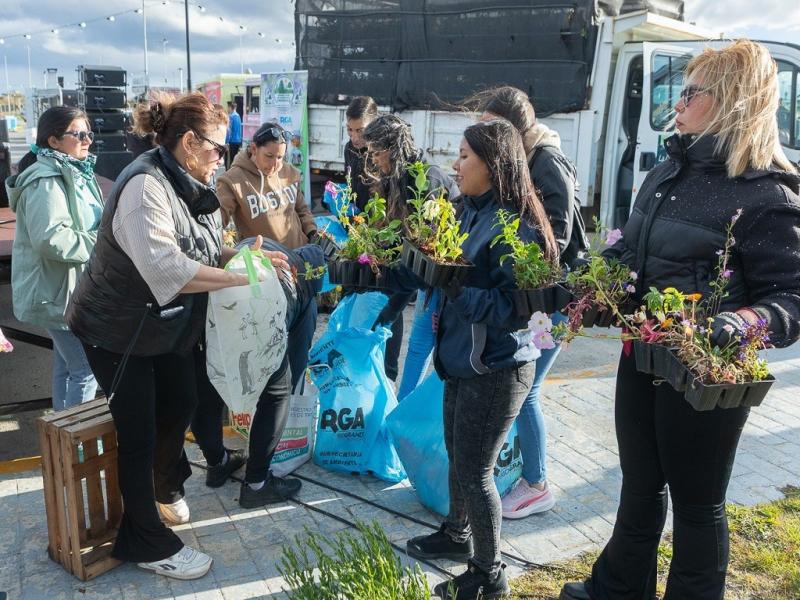 Se entregaron más de 11 mil plantines con fin solidario