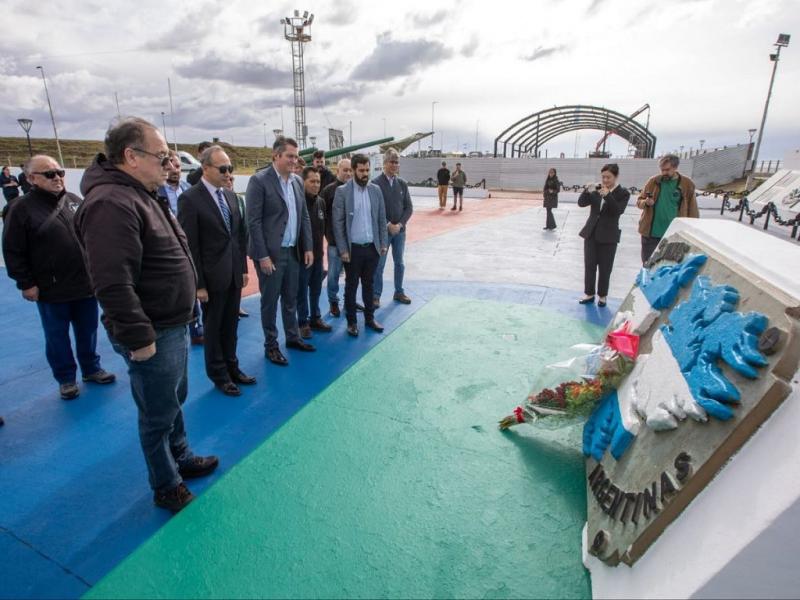 P�rez y el Embajador de la Rep�blica Popular de China visitaron el Monumento a los Va�dos en Malvinas 
