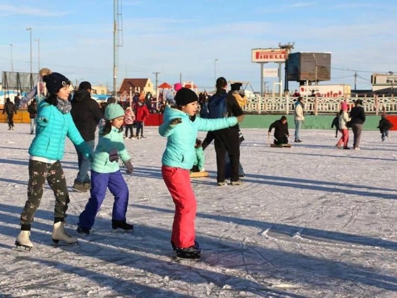 Invitan a disfrutar de la pista de patinaje del Cono de Sombras 