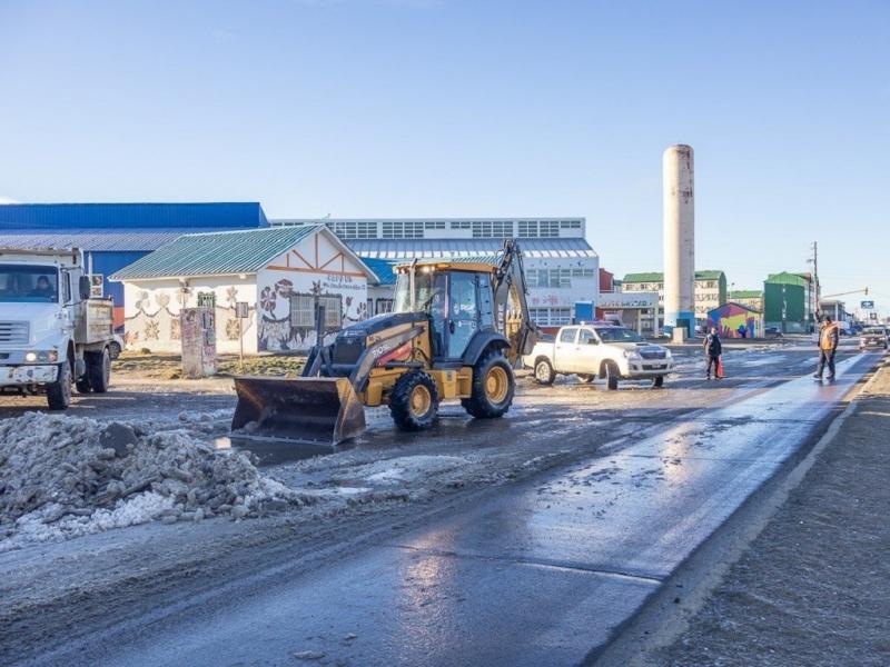 Intensifican las tareas de limpieza de hielo y escarcha en distintos sectores de la ciudad 