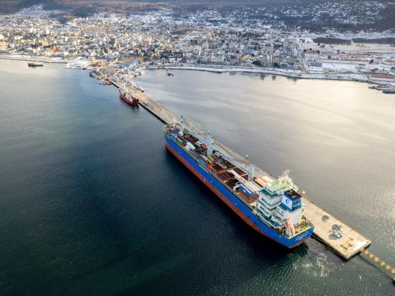 Arrib� el buque con las 6.200 toneladas de equipamiento para la nueva usina de Ushuaia 