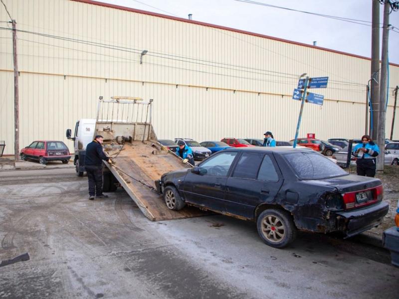 Avanza el retiro de chatarra y vehículos abandonados en la vía pública