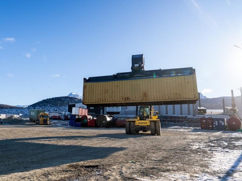 Ya se descargó el 25% del equipamiento de la nueva usina de Ushuaia