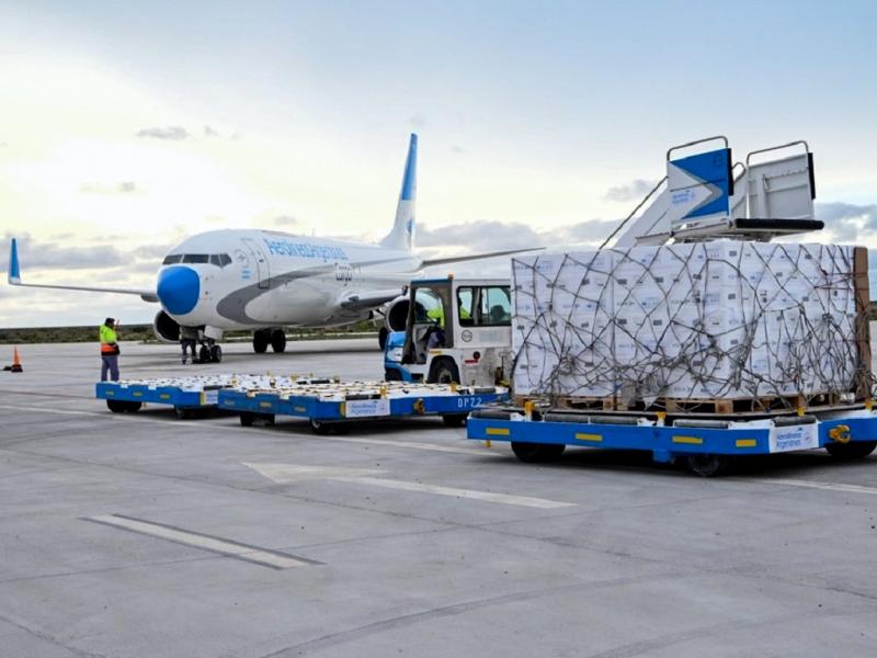 Trelew concretó su primera exportación aérea con 18 toneladas de salmón a Estados Unidos