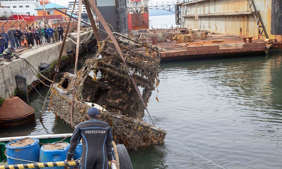 La embarcacin de 9 metros de eslora y 8 toneladas de peso construida en fibra de vidrio permaneca hundida desde el ao 2013 en inmediaciones del muelle.