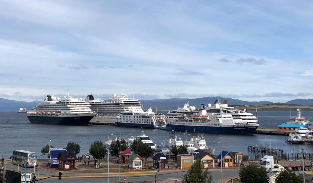 Sumando los yates, veleros y buques cientficos que van a la Antrtida, vamos a estar en, aproximadamente, 394 recaladas en el Puerto de Ushuaia, destac Nstor Lagraa, titular de la Direccin Provincial de Puertos. 