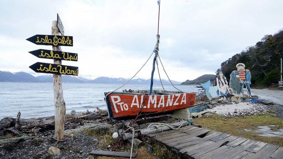 En Almanza hay destacamento de la Prefectura Naval y delegacin de la Armada Argentina, y todava se puede observar a un lado del camino la artillera preparada en los aos 80 durante el conflicto limtrofe con Chile. 
