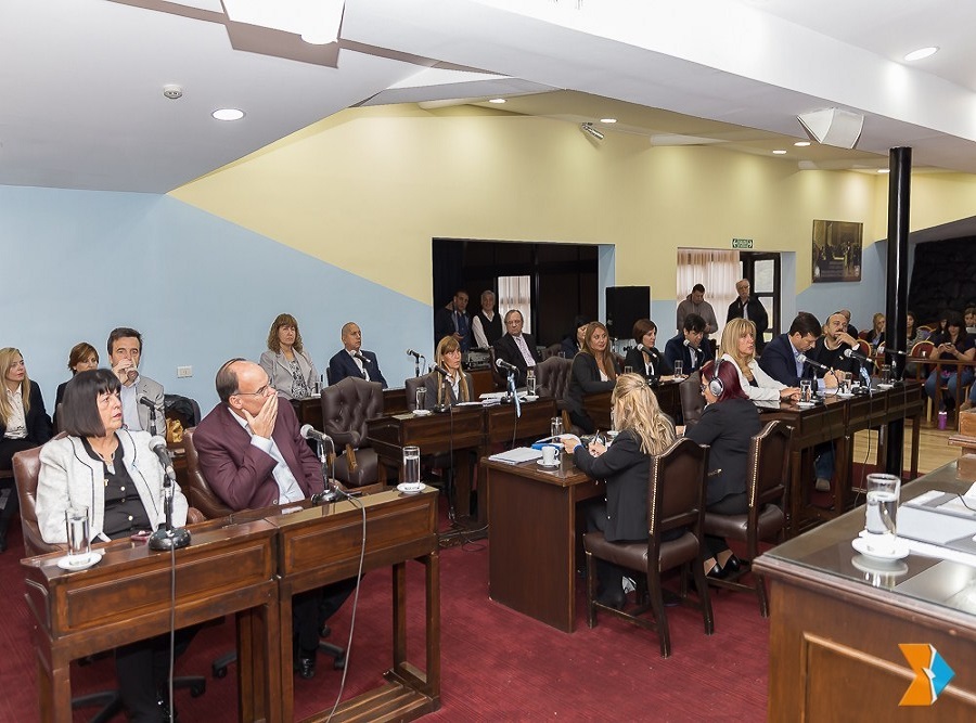 Por unanimidad de los Parlamentarios se ratific a la Legisladora Myriam Martnez (FPV-PJ) como Vicepresidenta 1, y a la Legisladora Liliana Martnez Allende (UCR-Cambiemos) como vicepresidenta 2.