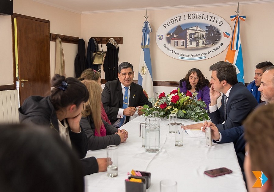 Luego del encuentro, las trabajadoras de Badisur, nucleadas en SOIVA, invitaron a las autoridades fueguinas a participar de un acto el 8 de marzo prximo, en conmemoracin del Da Internacional de la Mujer Trabajadora.