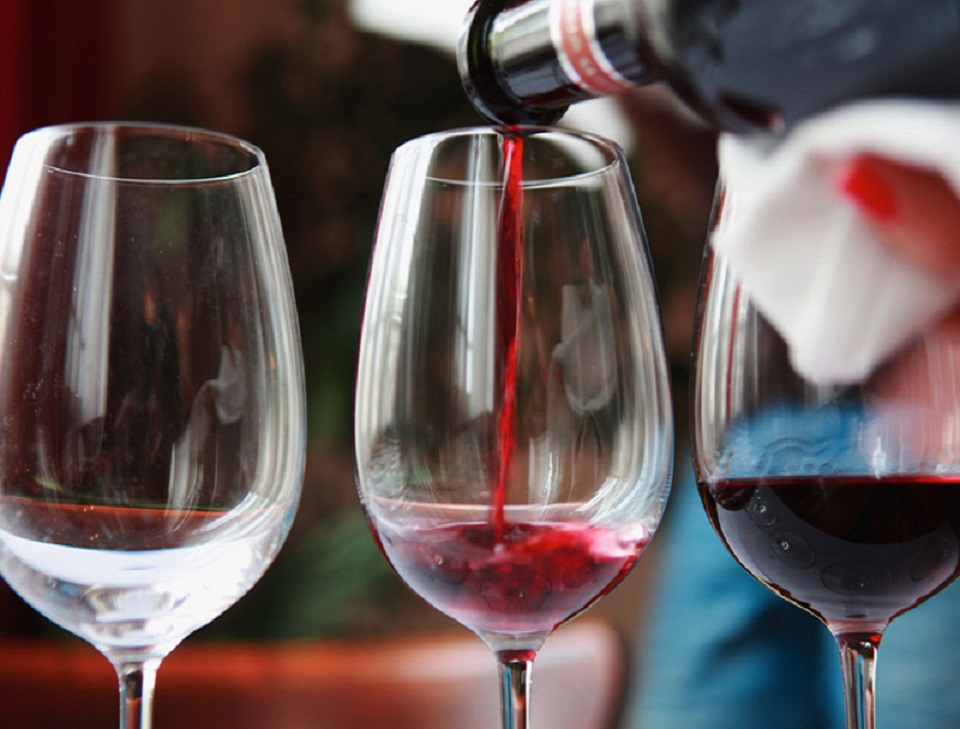 La cata tambin llamada anlisis sensorial o examen organolptico, es la apreciacin de las cualidades de un vino mediante la utilizacin de los sentidos, de la vista, el olfato, el gusto y el tacto.