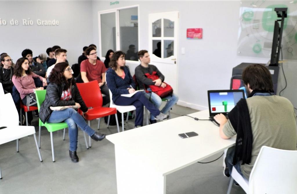 Abrimos talleres de robtica y animacin para adultos mayores, quienes generalmente estn en alfabetizacin digital y tuvieron la posibilidad de recorrer las aulas con esas alternativas, destac Nicols Bezek.