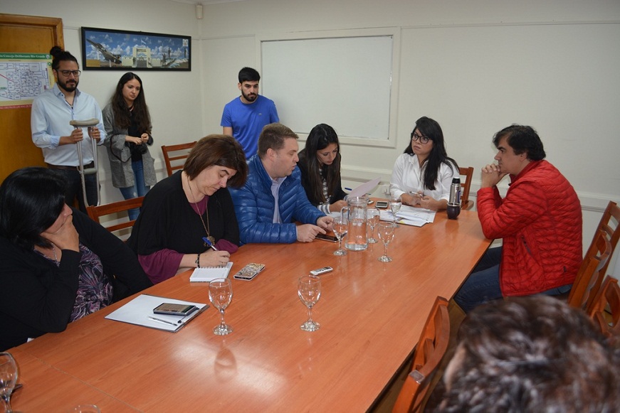 El encuentro se desarroll solo con la presencia de los Concejales Ral von der Thusen; Laura Colazo; Miriam Mora; Vernica Gonzlez; y Alejandro Nogar en tanto que desde el Municipio y, la empresa, se excusaron de asistir al encuentro.