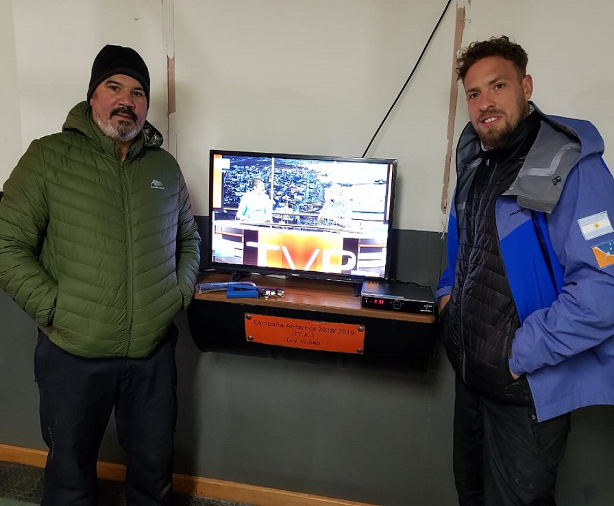 Lo que estamos haciendo es desplegar receptores y antenas satelitales en toda la Base Marambio, para que se pueda ver en alta definicin, y adems cuenten con nuestra seal provincial, explic el Subdirector de LU 87 Canal 11 de Ushuaia, Daniel Bernini.