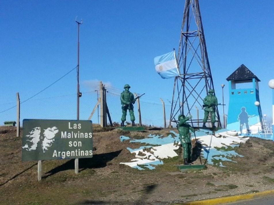 A partir de las 21 horas del lunes 1 de abril, Radio Nacional Ro Grande (AM 640) realizar una transmisin especial de la Vigilia por Malvinas en vivo para todo el pas. 