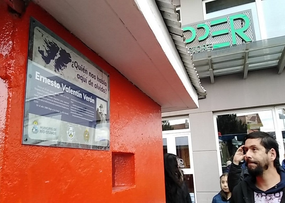 Del acto participaron familiares del Veterano homenajeado, representantes del Centro de Veteranos de Guerra Malvinas Argentinas, choferes y autoridades de la empresa CityBus, funcionarios del Municipio de Ro Grande y vecinos de la ciudad. 