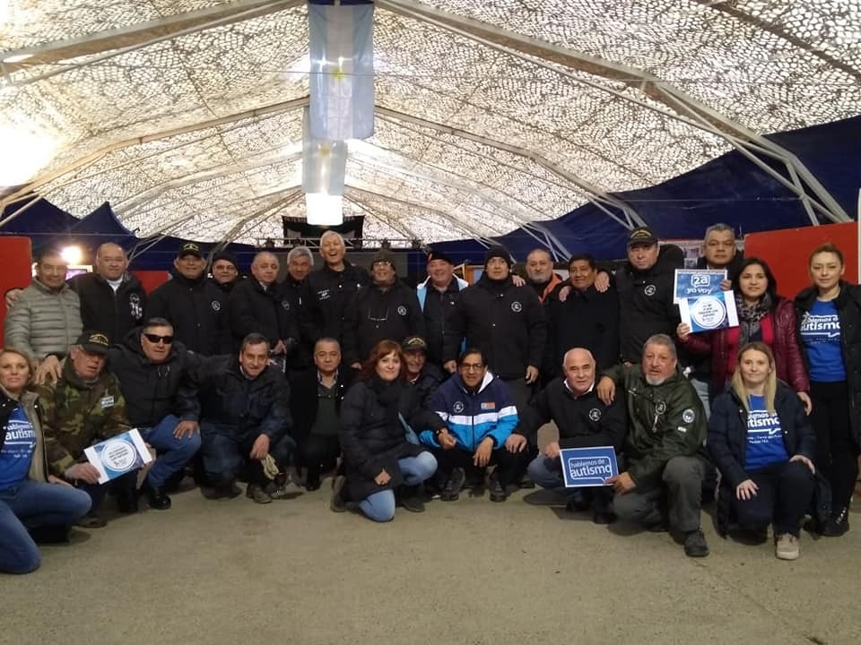 En la Carpa de la Dignidad en Ro Grande, un grupo de padres de nios con TEA y ex combatientes bajo el lema Hablemos de autismo. Los padres agradecen el espacio que generosamente le otorgan los ex combatientes cada ao para concientizar a la poblacin.