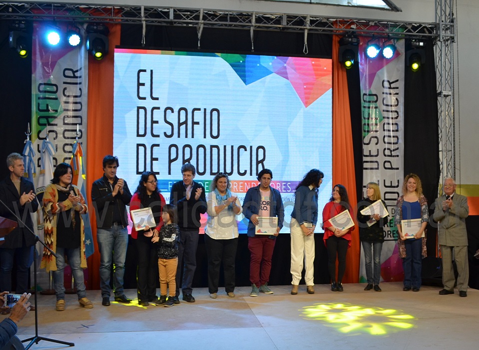El Intendente de Ro Grande, Gustavo Melella, junto a productores y autoridades presentes, dej inaugurada en la Misin Salesiana una nueva edicin de la feria de productores ms importante de la provincia, El Desafo de Producir.