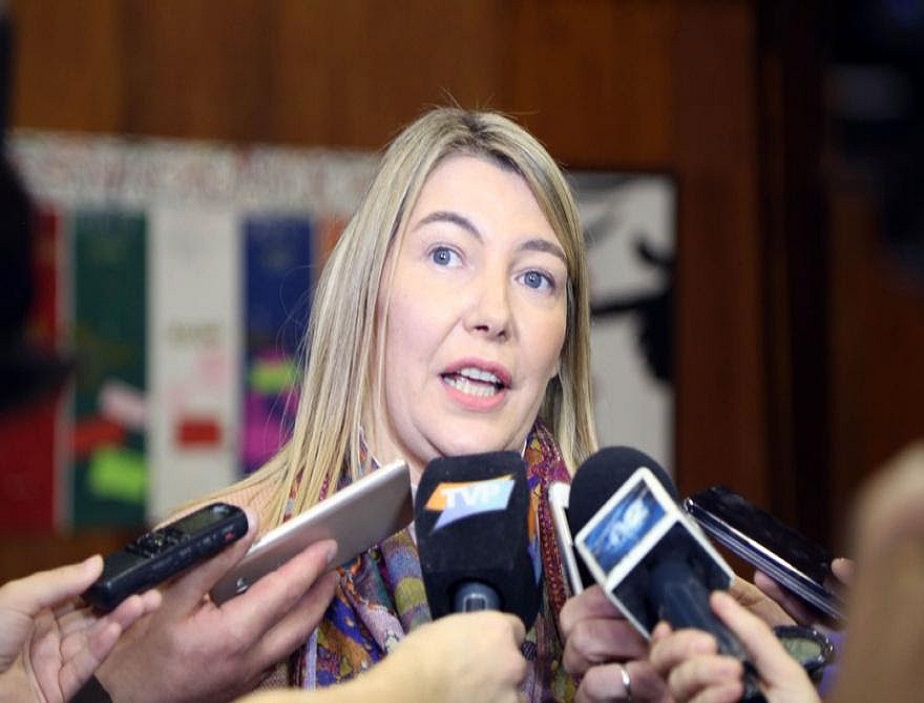 Es increble la mescolanza que hace Macri al hablar de industria, celulares, subsidios y el puerto. No me entra en la cabeza que a los fueguinos se nos falte el respeto de esta manera, fustig la mandataria.