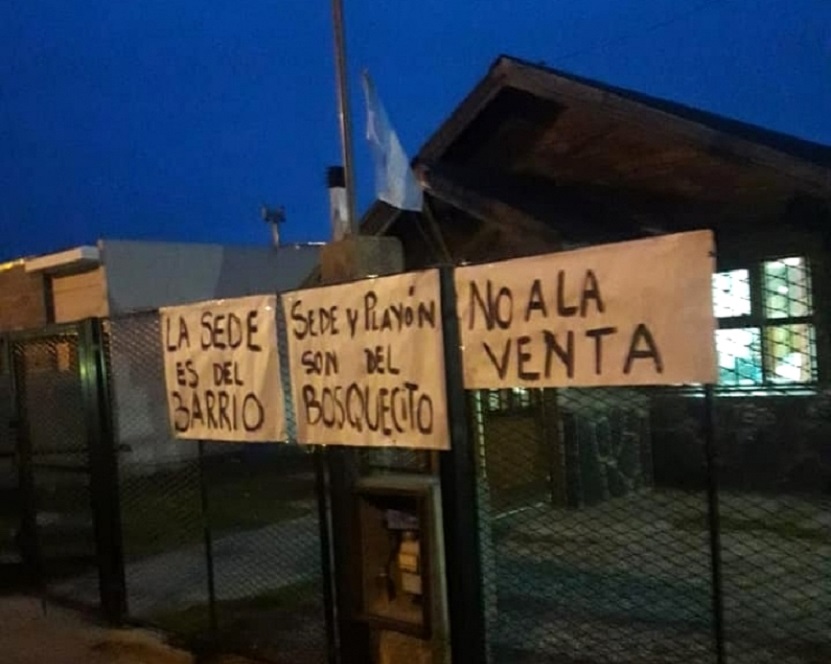 Solicitamos de manera urgente, se deje sin efecto el acto administrativo por el cual el IPV adjudica a una sola Asociacin que no es del barrio, para uso exclusivo, el terreno donde se encuentra la Sede Vecinal y el Playn Deportivo, seala el reclamo.