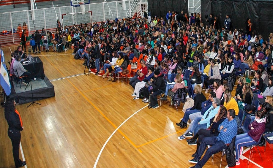 A veces se pone tanto en cuestionamiento que los docentes no queremos mejorar y la verdad que con estas acciones queda demostrado el compromiso que hay en cada uno de ellos, dijo Anala Cubino.