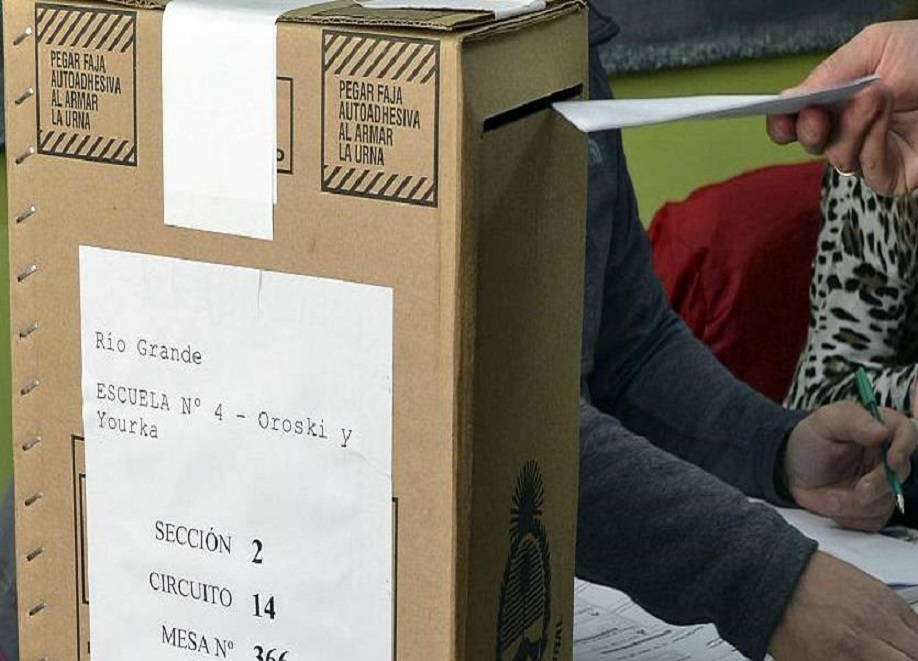 Las elecciones en Tierra del Fuego tendrn 3 frmulas a Gobernador y Vice; 13 listas a Legisladores provinciales; 4 candidatos a Intendentes en Ro Grande; 5 candidatos a Intendentes en Ushuaia; y 6 candidatos a Intendentes en Tolhuin. 