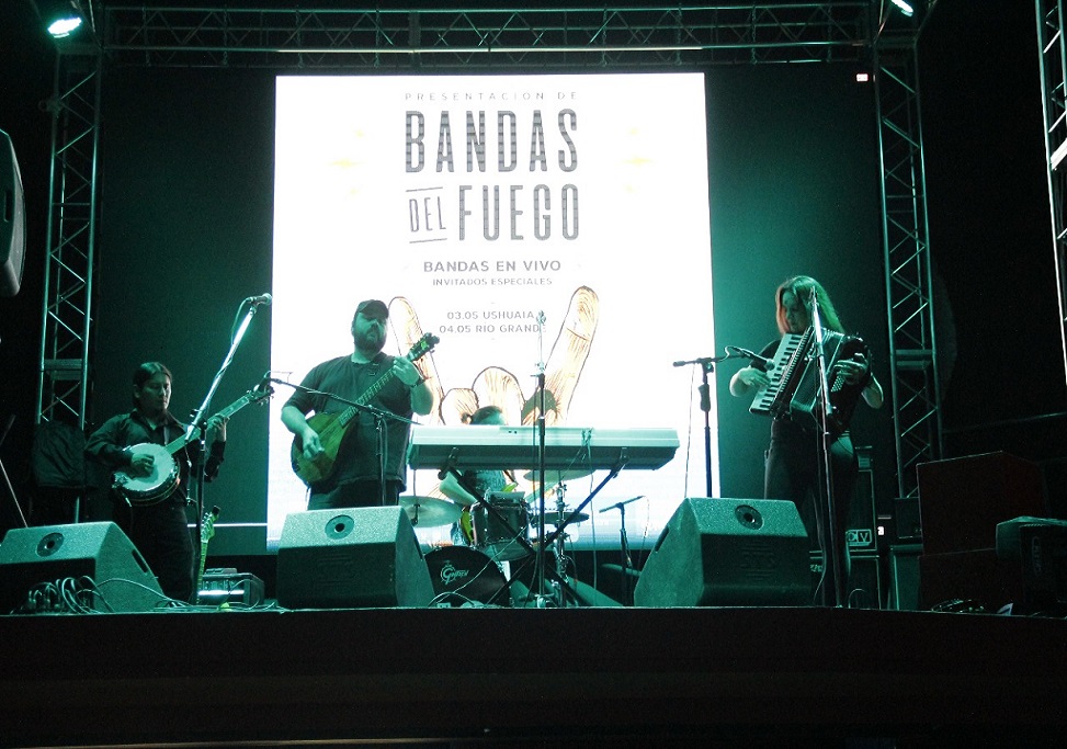 Las dos presentaciones, realizadas en el pub Jagger de Ushuaia y en La Morena de Ro Grande, tuvieron como cierre la actuacin de la banda La Mono liderada por Gaspar Benegas.