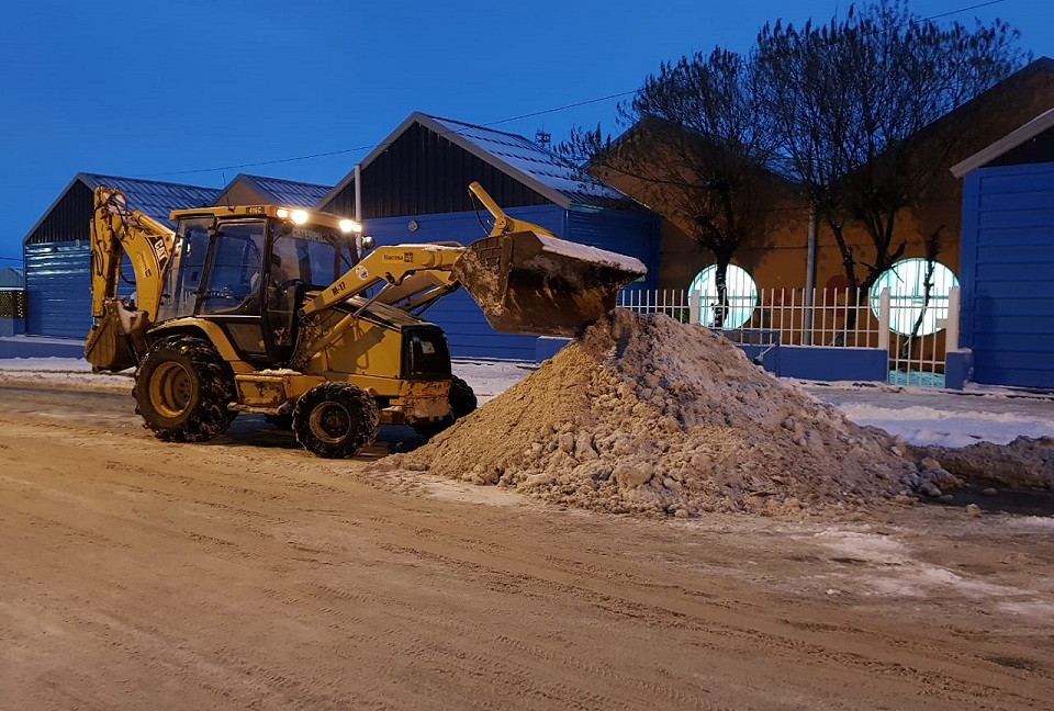 Se estuvo sacando nieve con retroexcavadora y minicargadora sobre calzadas y cordones en cercanas de Escuelas y Centros de Salud, destac Gabriela Castillo. 