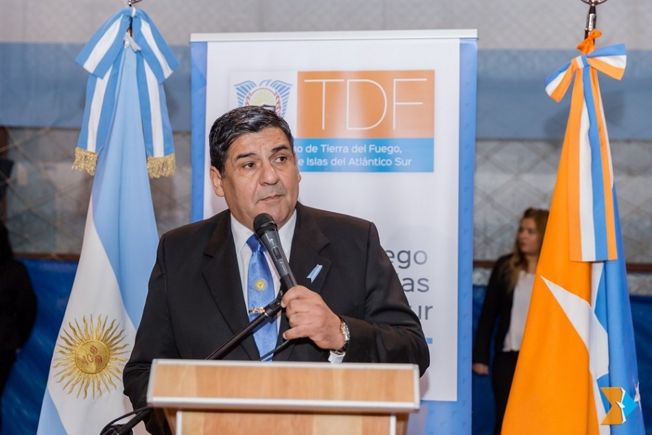 Representantes de las instituciones educativas de la ciudad, con sus banderas, acompaaron a los vecinos y autoridades, quienes recordaron el 9 de julio y su trasformacin histrica para los argentinos.
