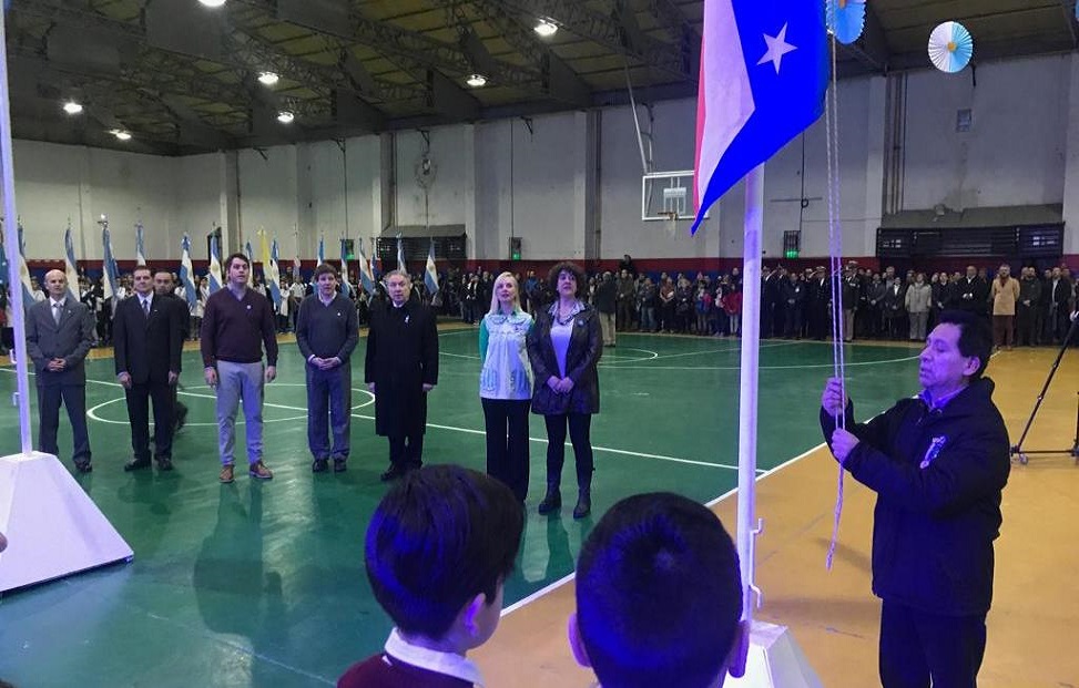 Nos merecemos celebrar la libertad y a esos hombres y mujeres que dieron su vida para que hoy disfrutemos la Argentina que tenemos, con aciertos y errores, con luces y sombras, pero libre, dijo Gustavo Melella.