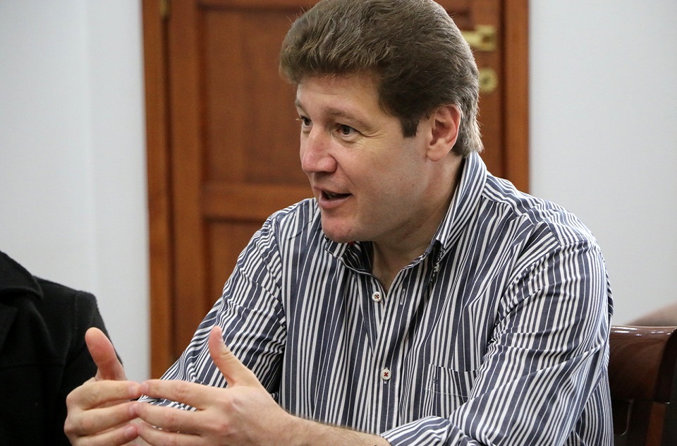El Estado ya ha intervenido con obras en las tierras y por esto interviene, buscando una de estas tres soluciones como ocurri en otros barrios como el Barrio Esperanza o el Barrio Almafuerte, indic Gustavo Melella. 