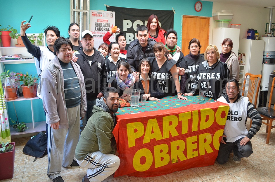 Romina Del Pla almorz en el Merendero Caritas Felices, ubicado en el Barrio  Los Cisnes de la ciudad de Ro Grande y luego brind una charla y debate poltico con afiliados al Partido Obrero.