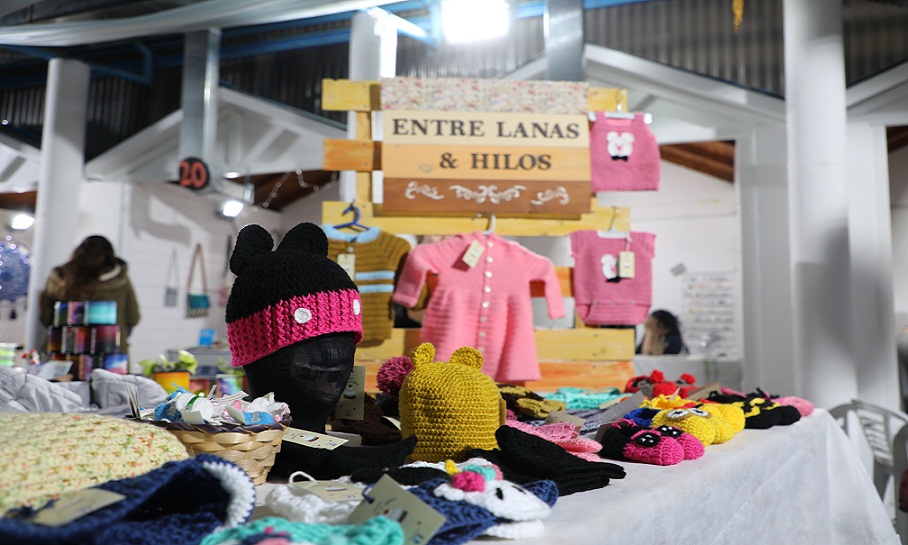 Los emprendedores que participan en la feria permanente recibirn las prendas y las seleccionarn por talles, si son para nios o adultos y verificarn la condicin de la ropa.