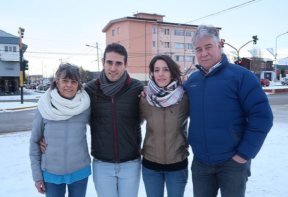 En las PASO tenemos una gran oportunidad para empezar a cambiar el futuro, dando lugar a las nuevas generaciones, destac Natalia Jaez, en la foto junto al resto de los candidatos de la Lista Cantera Popular. 