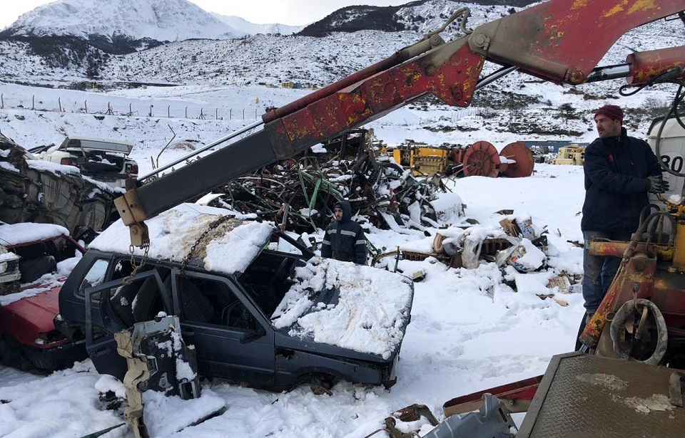 El Secretario de Medio Ambiente de la Municipalidad de Ushuaia, Damin de Marco, dijo que, ya retiramos y enviamos al continente 3 mil toneladas de chatarra, y estim que, el prximo envo ser de unas 600 toneladas.