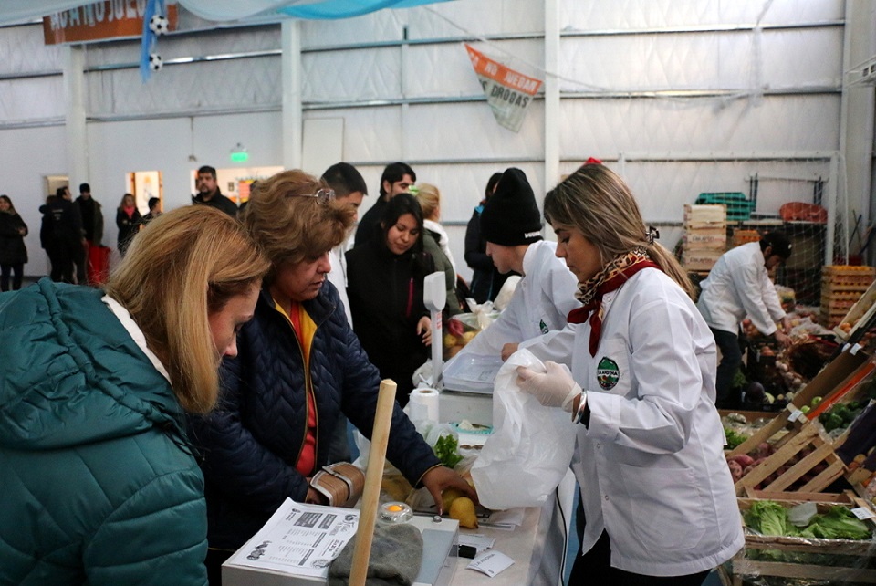 Habr diversos productos a precios accesibles como el bolsn de frutas y verduras a precios solidarios, cortes de carne, panificados y combos de productos de limpieza. Adems estarn presentes productores locales. 