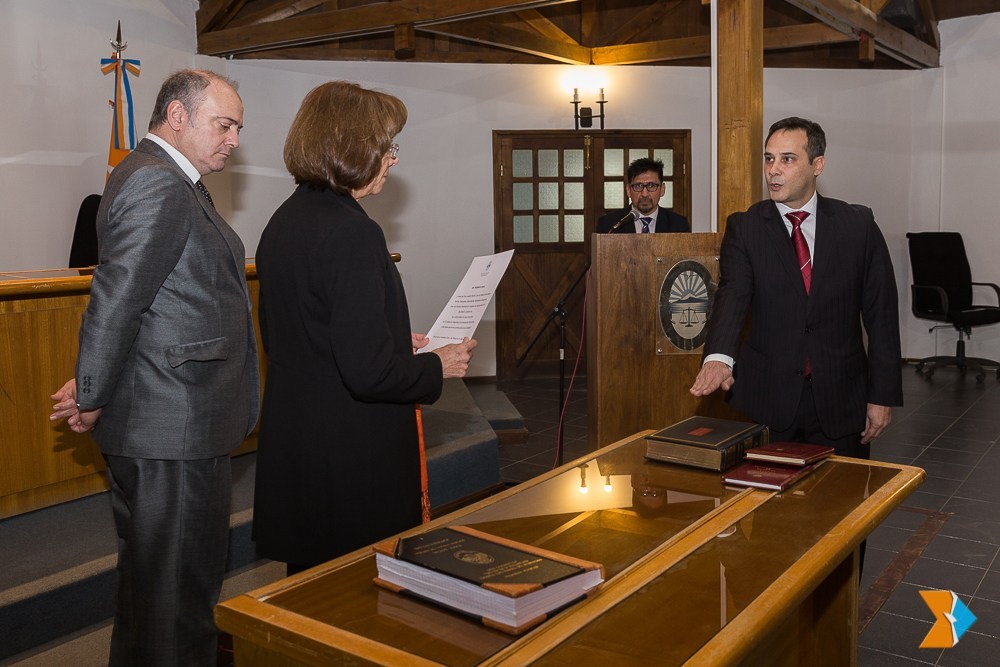 Del acto, adems participaron integrantes del Poder Judicial de la Provincia, del Ejecutivo fueguino, representantes de fuerzas armadas y de seguridad, diplomticas y de la ciudad.