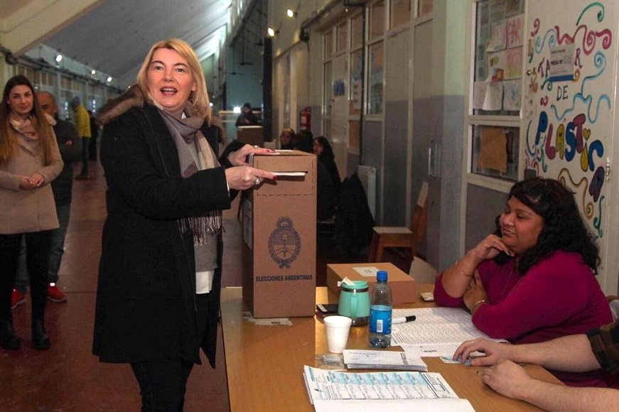 Invito a todas las personas a acercarse y realizar su voto, que es un ejercicio cvico hermoso y que nos fortalece como democracia, destac Rosana Bertone.