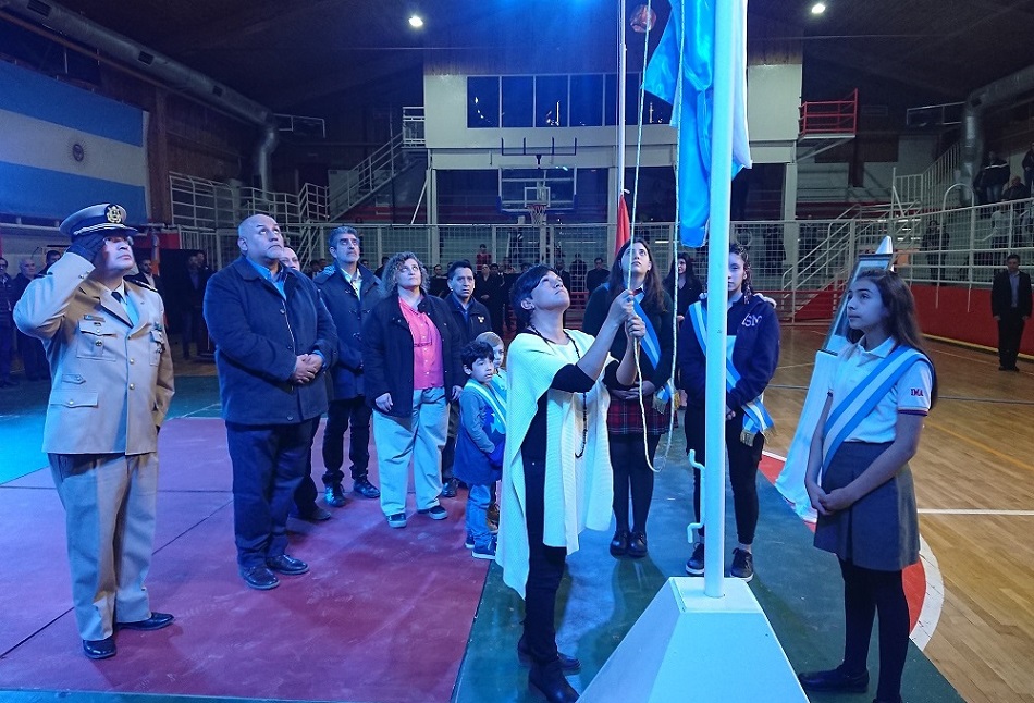 Durante la ceremonia, las autoridades presentes izaron la Bandera Nacional a media asta. Luego de entonar las estrofas del Himno Nacional Argentino, se coloc una ofrenda floral al pie de una imagen que inmortaliza al Libertador.