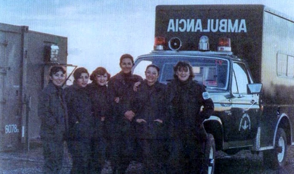VGM Sonia Beatriz Escudero, VMG Mirta Noem Rodrguez, VGM Mnica Rosa, VGM Mnica Liliana Rodrguez, VGM Elda Beatriz Solohaga, VGM Stella Maris Botta, frente al hospital reubicable desplegado en Comodoro Rivadavia.