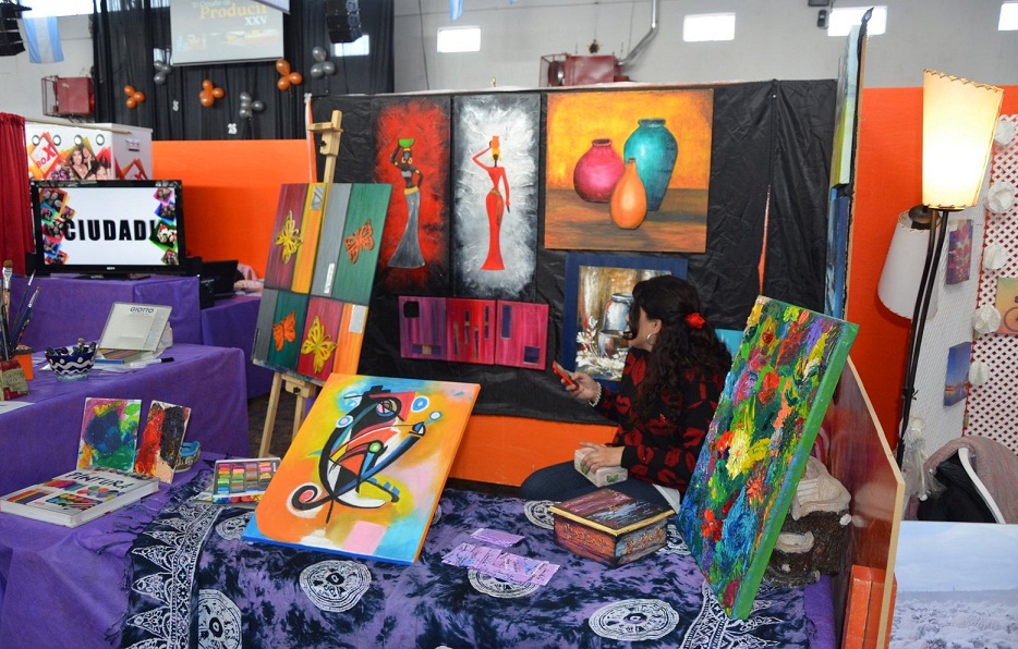 Muchos de los emprendedores que participan de esta feria viven de lo que producen y por ese motivo El Desafo del Producir representa para ellos la oportunidad de exponer sus productos y para los vecinos, colaborar con la economa local.  