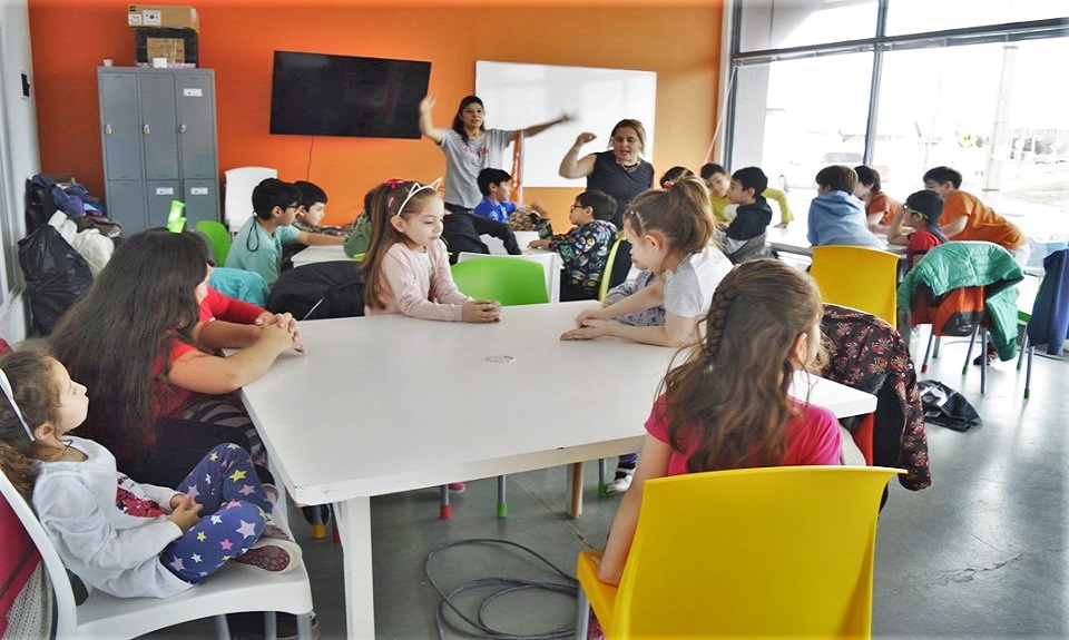 9420 Semillero Emprendedor es una iniciativa ldica para que los chicos que participan en este programa aprendan sobre competencias emprendedoras, capacidades y habilidades de una manera creativa e innovadora, explic Natalia Graziano. 