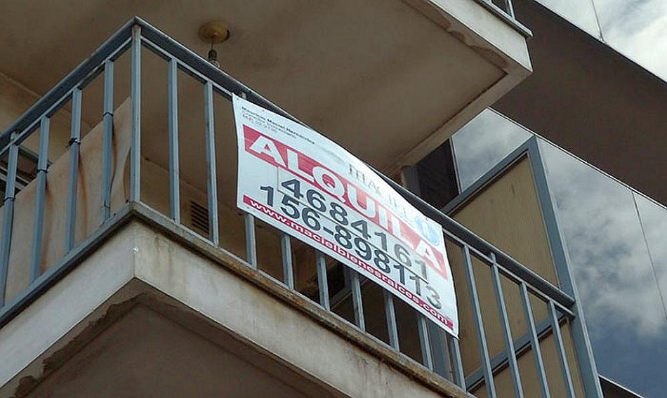 El proyecto establece que no quedarn a cargo del inquilino el pago de honorarios por la intermediacin de un corredor inmobiliario, gastos de publicacin, certificacin de firmas y cualquier otro en el que incurriere el intermediario. 