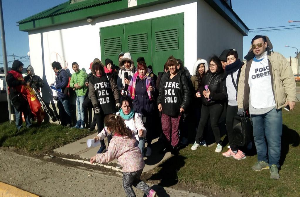 Al momento, estamos desabastecidos de alimentos y utensilios, y sostenemos a pulmn, con el esfuerzo denodado de los compaeros y la colaboracin de los vecinos riograndenses, nuestras tareas comunitarias, destacaron desde el Polo Obrero. 