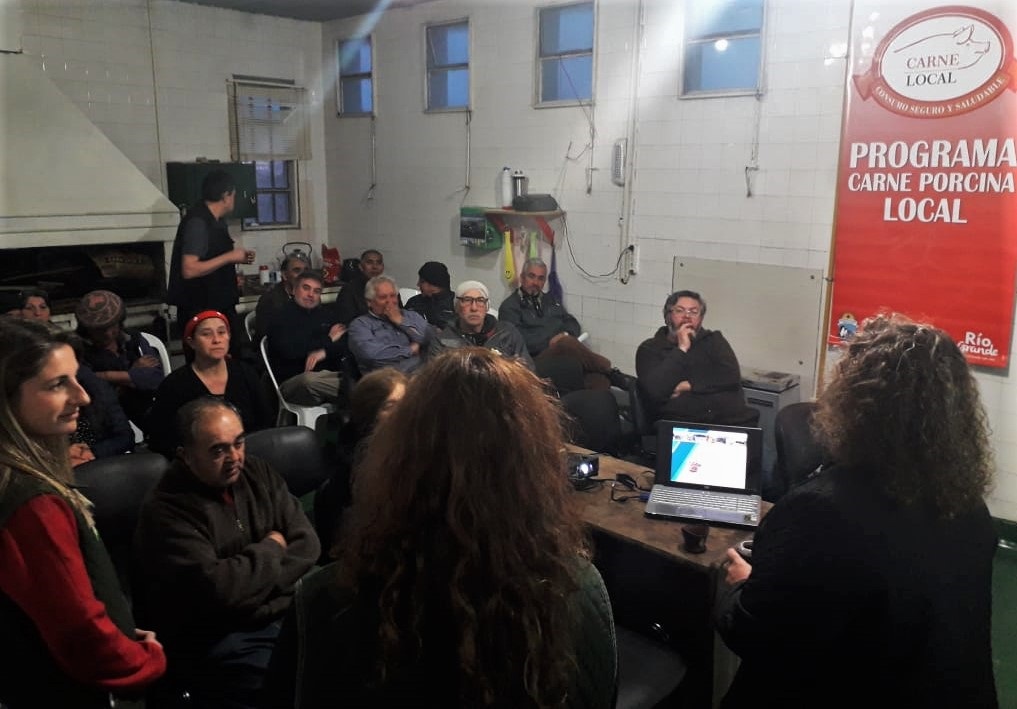 La actividad se enmarca en las polticas pblicas que viene llevando adelante el Municipio de Ro Grande para contribuir al desarrollo de la cadena de valor de la carne porcina en la ciudad.   